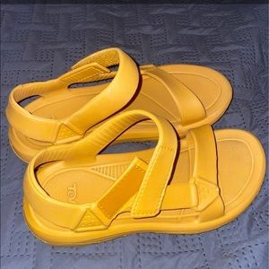TEVA SIZE 9